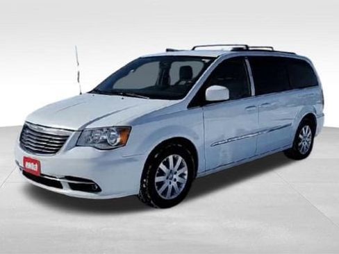 Used 2016 Chrysler Town & Country Touring image 4