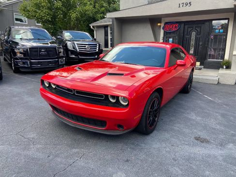 Used 2016 Dodge Challenger SXT image 2