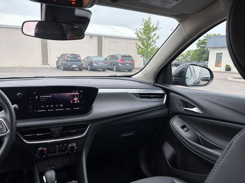 Used 2025 Buick Encore GX Preferred FWD image 34