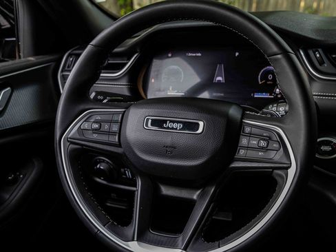 Used 2023 Jeep Grand Cherokee L Laredo image 13