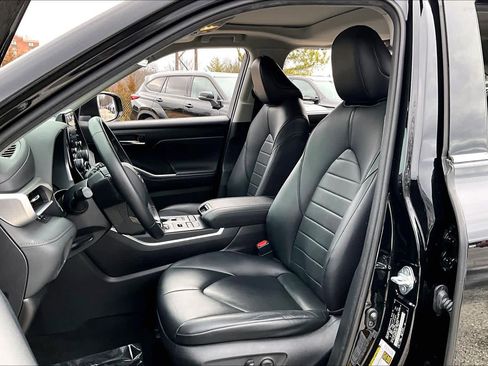 Used 2021 Toyota Highlander XLE image 8