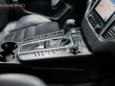 Used 2018 Porsche Macan Turbo image 96