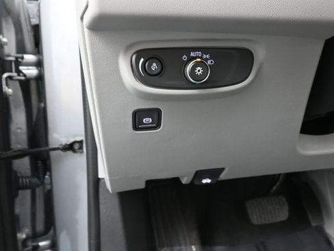 Used 2024 GMC Terrain SLE image 17