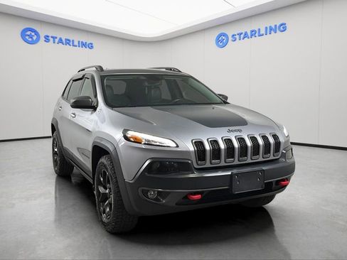 Used 2017 Jeep Cherokee Trailhawk AWD/4WD image 14