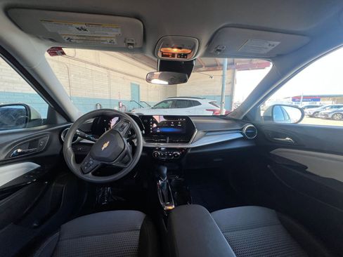 Used 2025 Chevrolet Trax LT FWD image 33