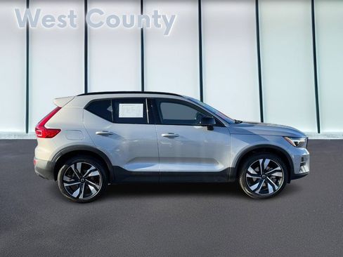 Certified 2025 Volvo XC40 B5 Plus image 2