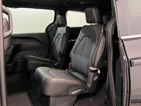 New 2026 Chrysler Pacifica Select image 11