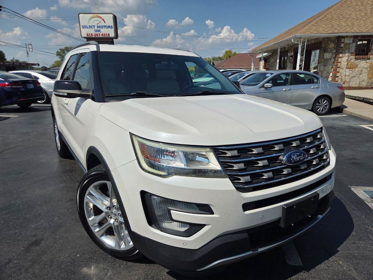 Used 2017 Ford Explorer XLT w/ Equipment Group 202A FWD image 7