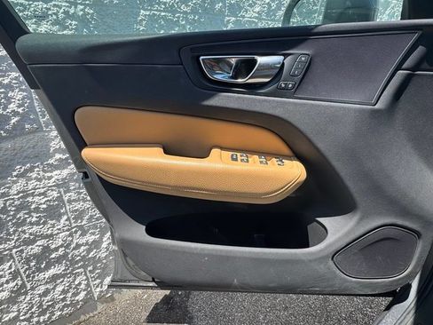 Used 2019 Volvo XC60 T5 Momentum w/ Premium Package AWD/4WD image 21