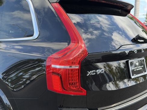 Used 2017 Volvo XC90 T6 Momentum w/ Vision Package image 9