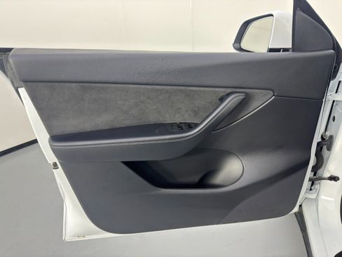 Used 2021 Tesla Model Y Long Range image 43