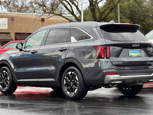Used 2024 Kia Sorento S image 5