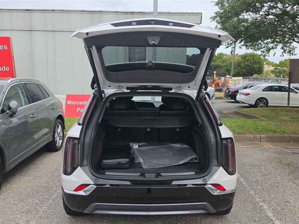 Used 2025 Cadillac Optiq Luxury 2 w/ LPO, Floor Liner Package AWD/4WD image 7