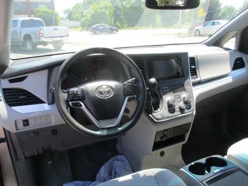 Used 2017 Toyota Sienna LE FWD image 16