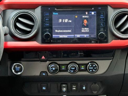 Used 2018 Toyota Tacoma TRD Sport image 11