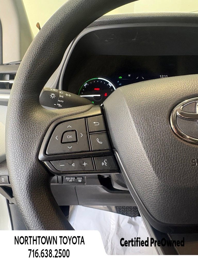 Used 2025 Toyota Sienna LE w/ LE Plus Package AWD/4WD image 19