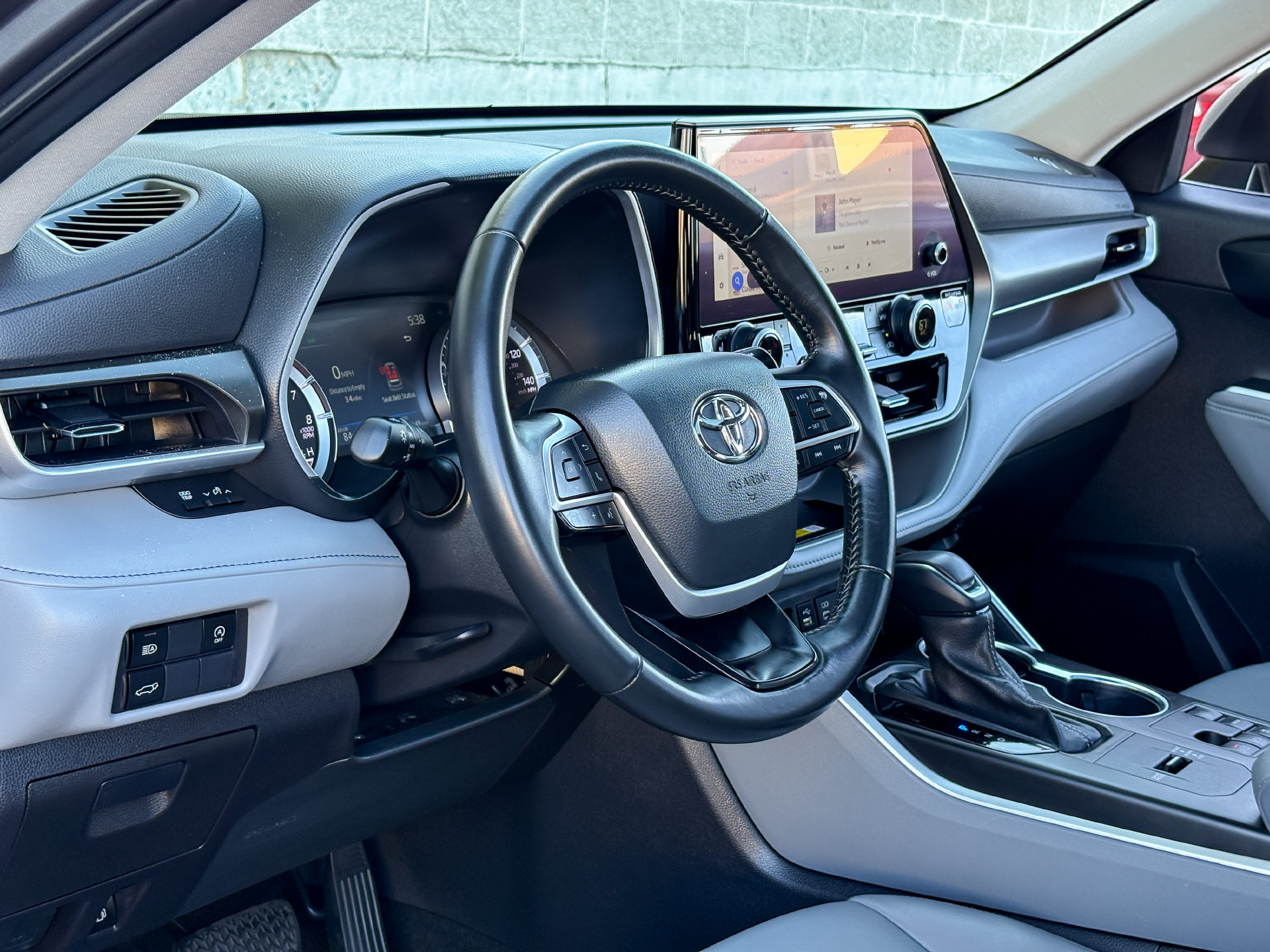 Used 2023 Toyota Highlander XLE FWD image 11