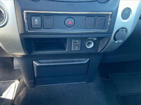 Used 2018 Nissan Titan SV image 33
