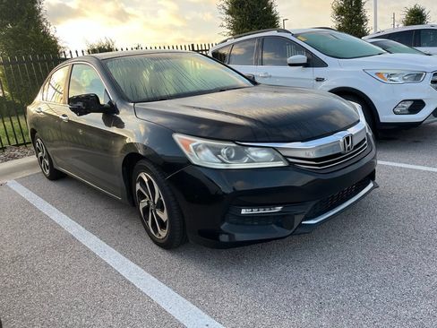 Used 2017 Honda Accord EX image 2