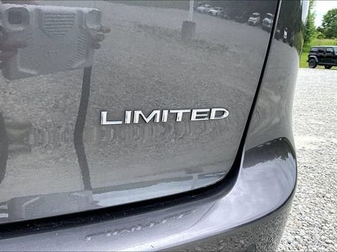 Used 2022 Chrysler Pacifica Limited w/ Uconnect Theater Family Group FWD image 14