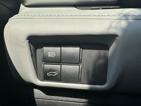 Used 2023 Toyota Highlander LE FWD image 12