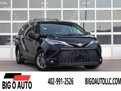 Used 2023 Toyota Sienna XLE FWD image 1