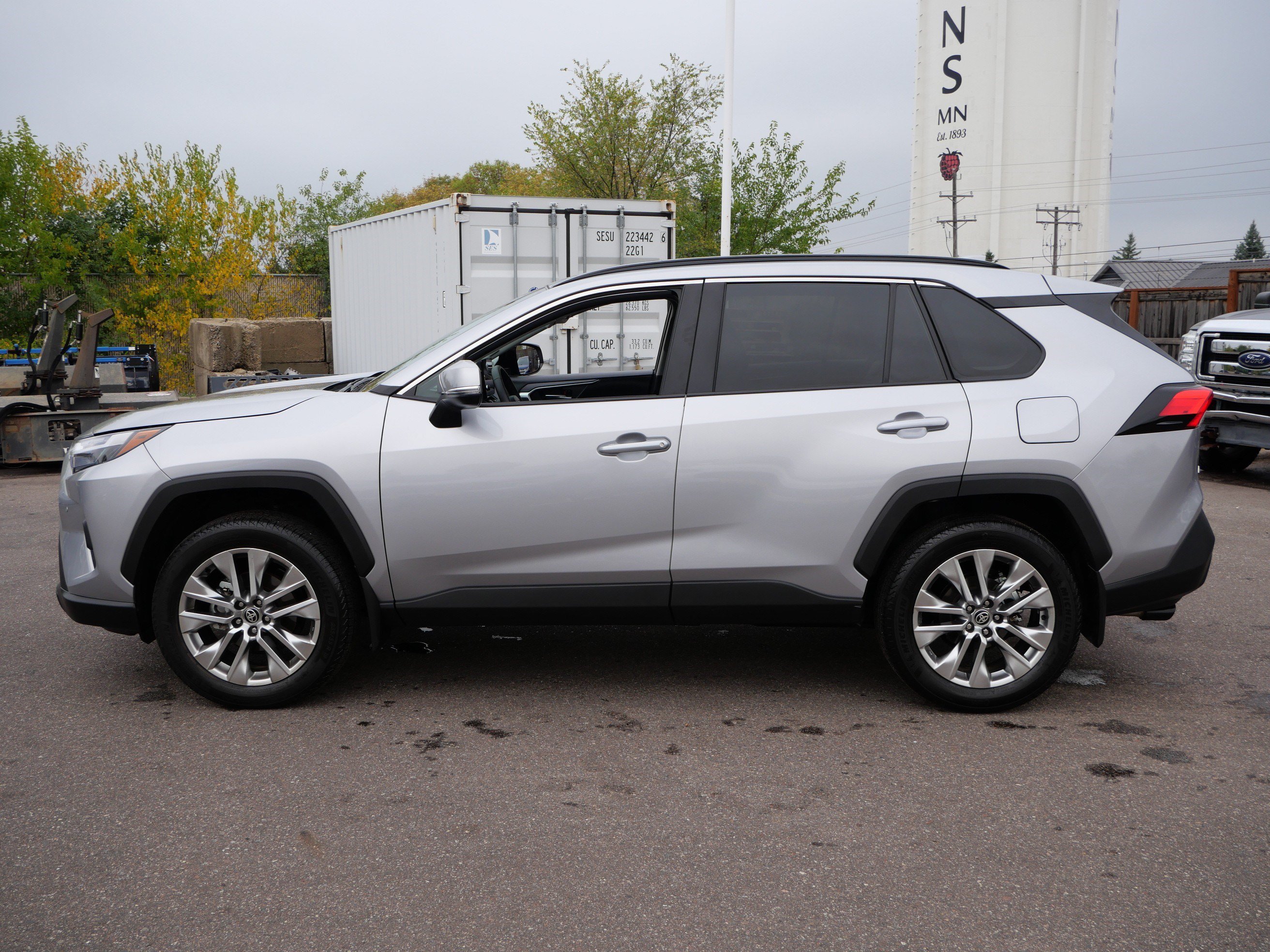 Used 2025 Toyota RAV4 XLE Premium w/ Weather Package AWD/4WD image 4
