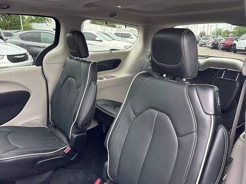 Used 2024 Chrysler Pacifica Limited w/ Trailer Tow Group FWD image 8