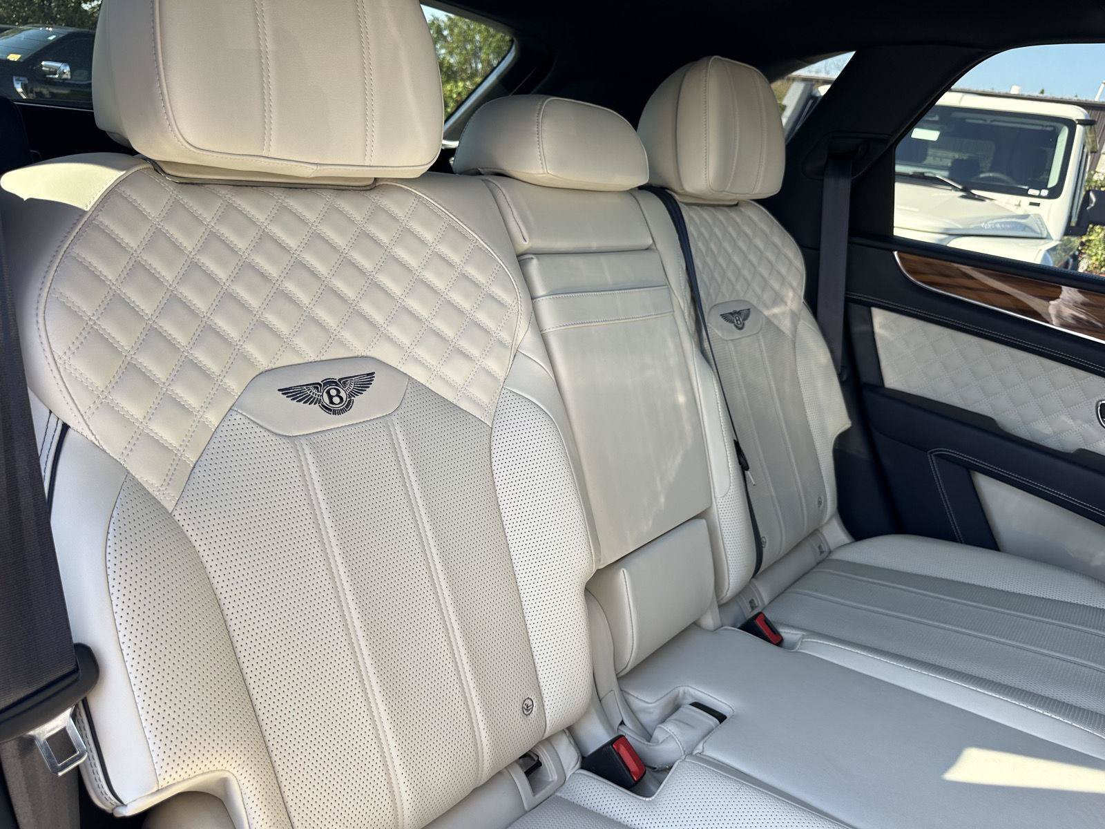 Used 2022 Bentley Bentayga AWD/4WD image 24