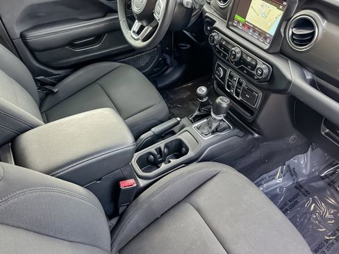 Used 2023 Jeep Gladiator Overland image 11