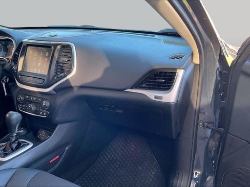 Used 2017 Jeep Cherokee Trailhawk w/ Cold Weather Group AWD/4WD image 18