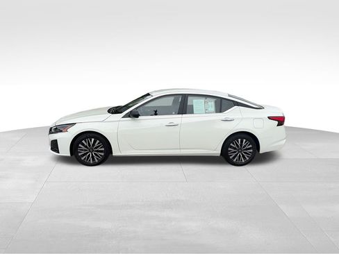 Used 2025 Nissan Altima 2.5 SV FWD image 3