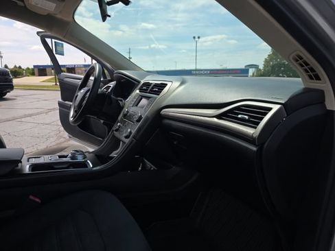 Used 2017 Ford Fusion SE FWD image 33