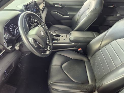 Used 2021 Toyota Highlander XLE image 10