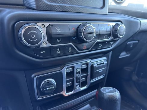 Used 2020 Jeep Wrangler Unlimited Sahara image 22