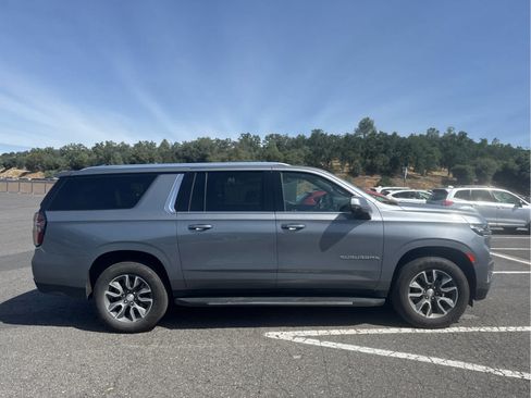 Used 2022 Chevrolet Suburban LT w/ Luxury Package AWD/4WD image 4