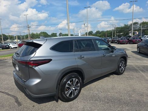 Used 2025 Toyota Highlander XLE AWD/4WD image 5