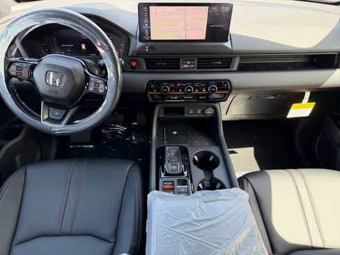 Used 2025 Honda Pilot TrailSport image 10