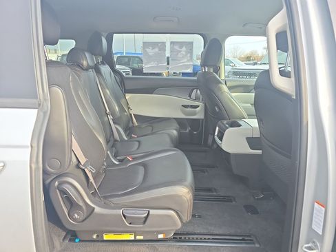 Used 2023 Kia Carnival LX image 32