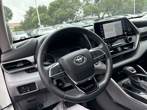 Used 2021 Toyota Highlander Limited FWD image 13