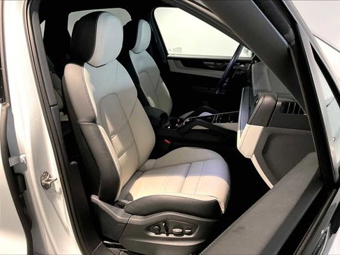 Used 2025 Porsche Cayenne image 22