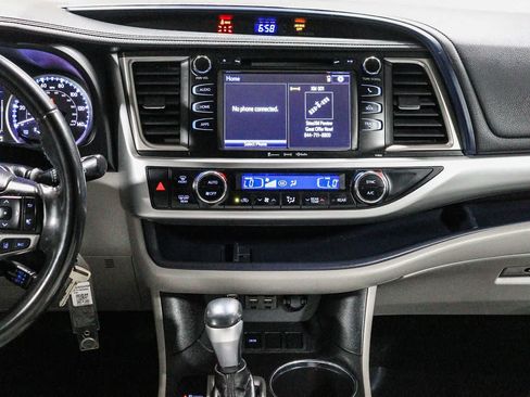 Certified 2019 Toyota Highlander Plus w/ Carpet Mat Package (TMS) FWD image 15