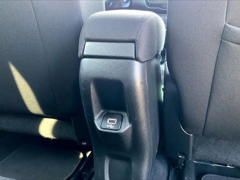 Used 2018 Jeep Renegade Latitude FWD image 35