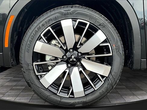 New 2025 Mitsubishi Outlander SE image 11