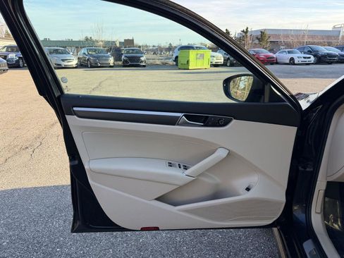 Used 2017 Volkswagen Passat 1.8T R-Line w/ R-Line Lighting Package image 9