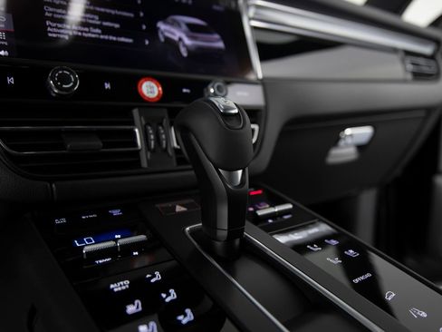 Certified 2026 Porsche Macan AWD/4WD image 27