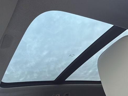 Used 2023 Volvo XC40 B5 Plus w/ Climate Package image 19