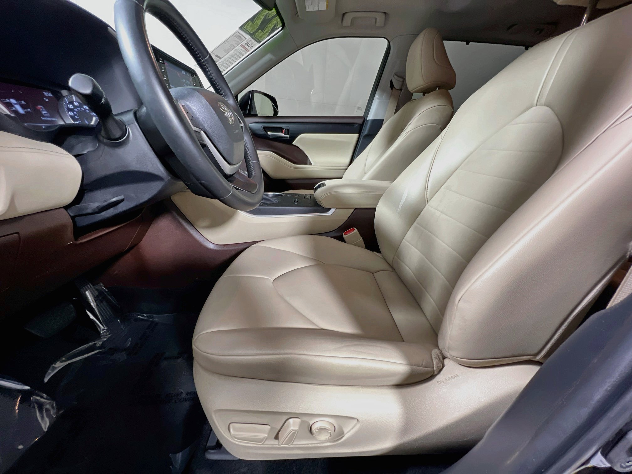 Used 2022 Toyota Highlander XLE FWD image 15