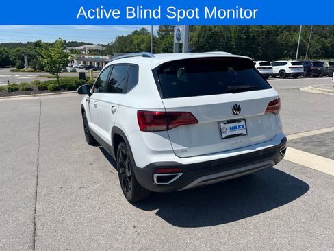 Used 2024 Volkswagen Taos SE w/ Black Wheel Package FWD image 8