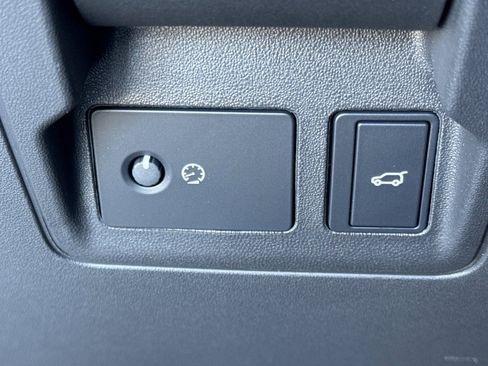 Used 2026 Land Rover Range Rover Velar S image 32